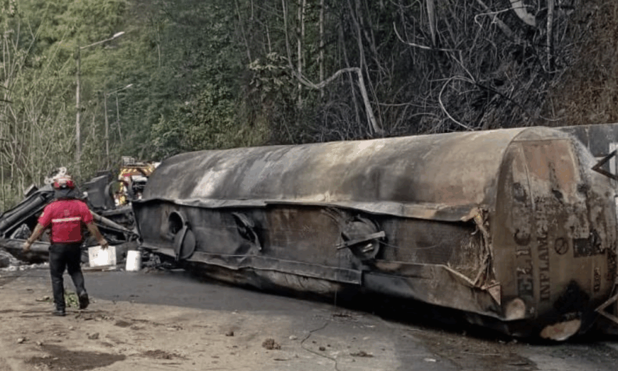 Tanquero accidentado en vía San Miguel de los Bancos.