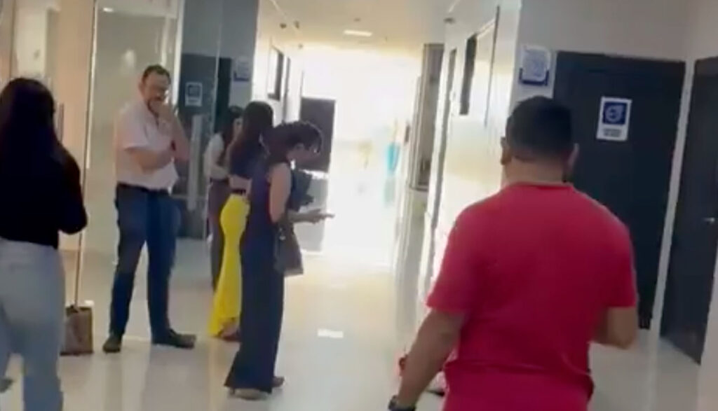 Altercado entre estudiantes en la Ecotec. Foto tomada de video de X