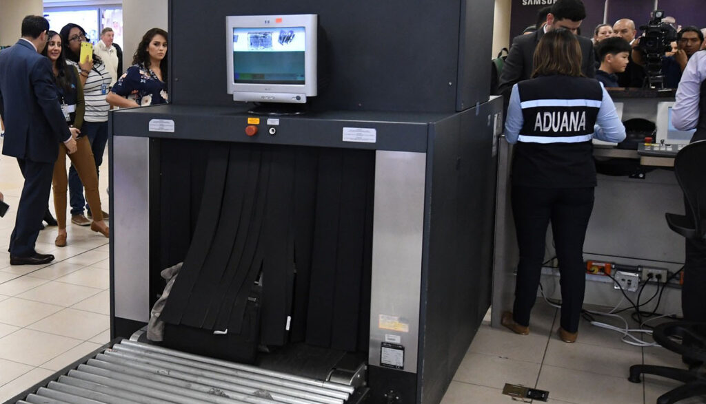 Escaneo de equipajes para revisión de SENAE. Foto tomada de X.