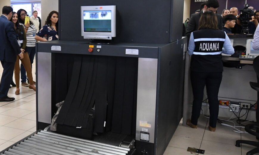 Escaneo de equipajes para revisión de SENAE. Foto tomada de X.