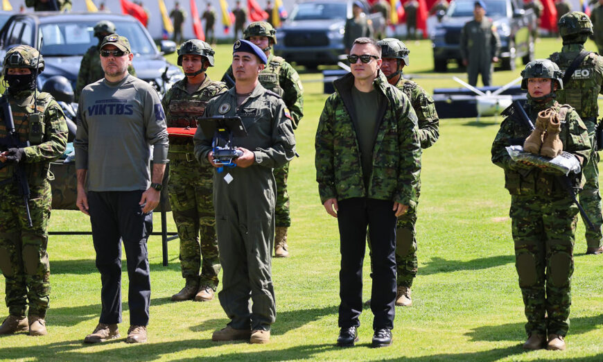 El presidente Daniel Noboa realizó la entrega de equipamiento militar destinado a reforzar las capacidades de seguridad y defensa del país.Foto: Juan Diego Montenegro/Flickr