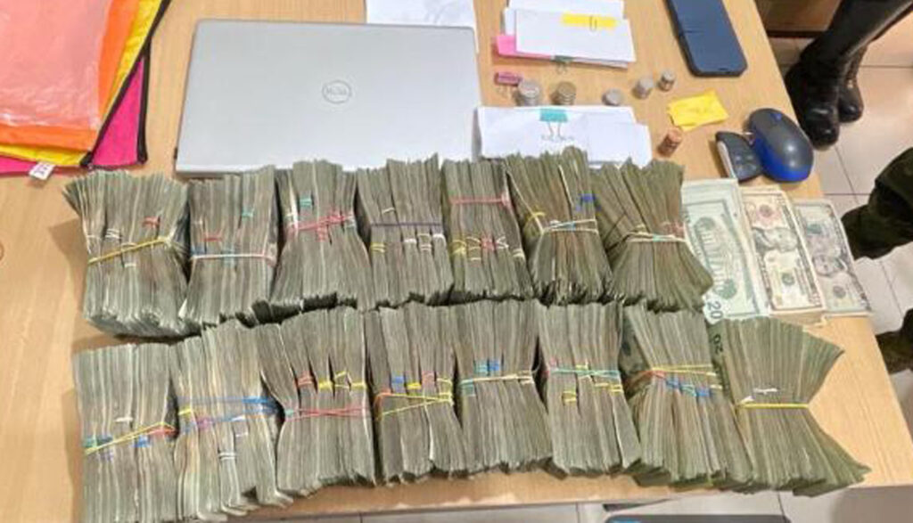 Se encontró una maleta que contenía más de USD 155.000 en efectivo. Foto tomada de X.