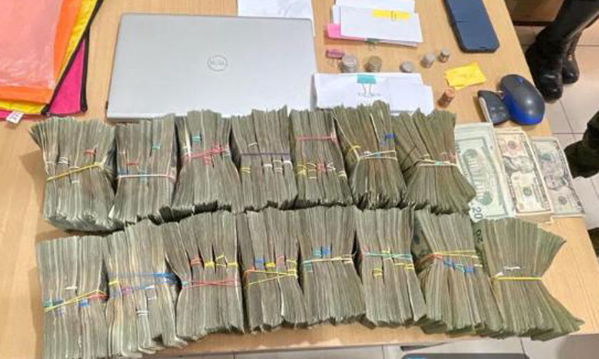 Se encontró una maleta que contenía más de USD 155.000 en efectivo. Foto tomada de X.