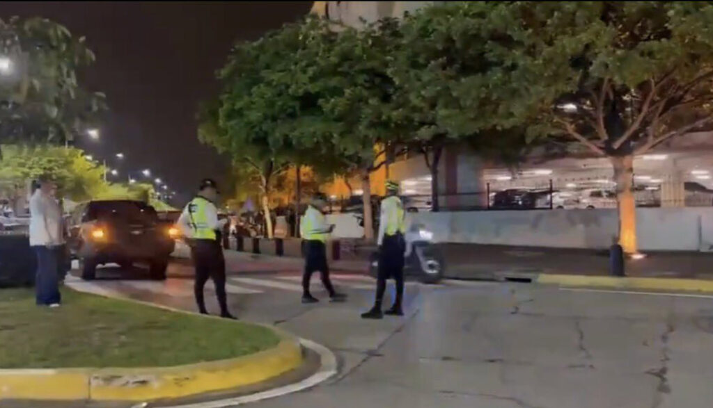 Unase rescata a hombre que pidió ayuda en centro comercial de Samborondón