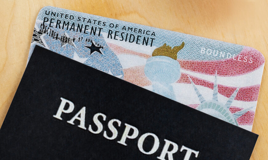 Imagen referencial de la tarjeta de residencia permanente (Green Card). Freepick.