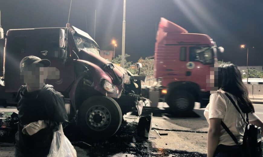 Choque de bus y tráiler en la perimetral. Foto: X de Coordinación Zonal 5 y 8 ECU 911