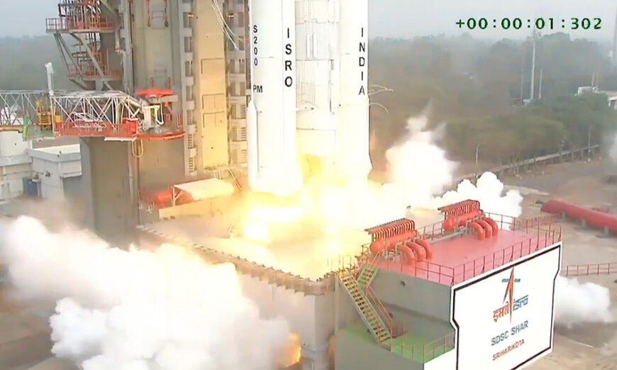 El cohete LVM3-M6 lanzó el satélite de comunicaciones AST SpaceMobile. Foto es captura de video de X.