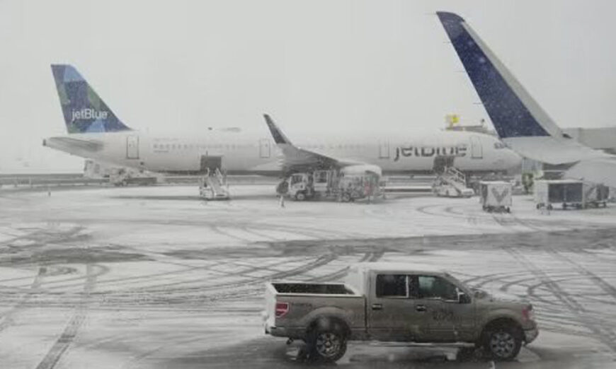 Tormentas de nieve mantienen aviones sin despegar. Foto de X.