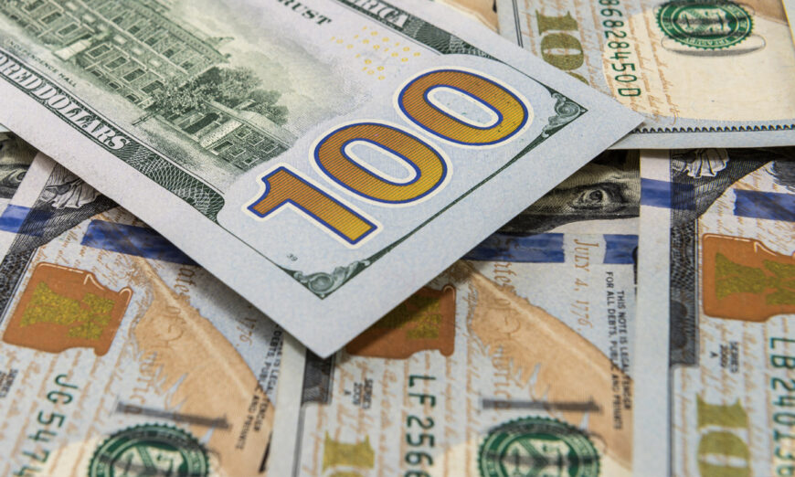 Nuevo impuesto a remesas en efectivo comienza a regir este 1 de enero. Foto Freepik.