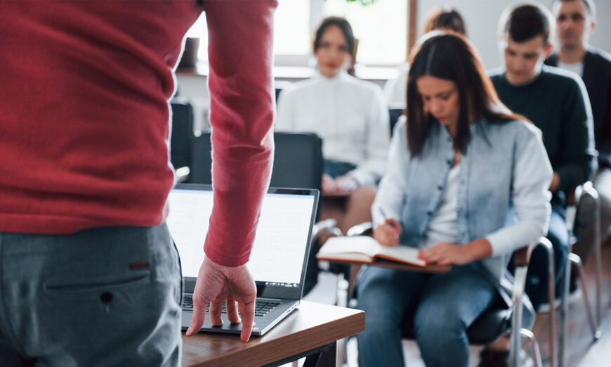 Imagen referencial de una clase universitaria. Foto de Freepik.
