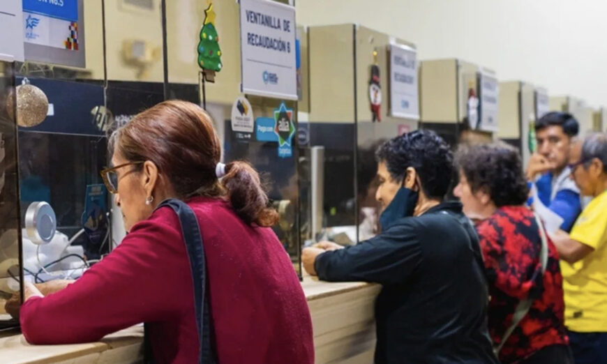 Imagen de personas pagando el impuesto predial en el Palacio Municipal de Guayaquil.