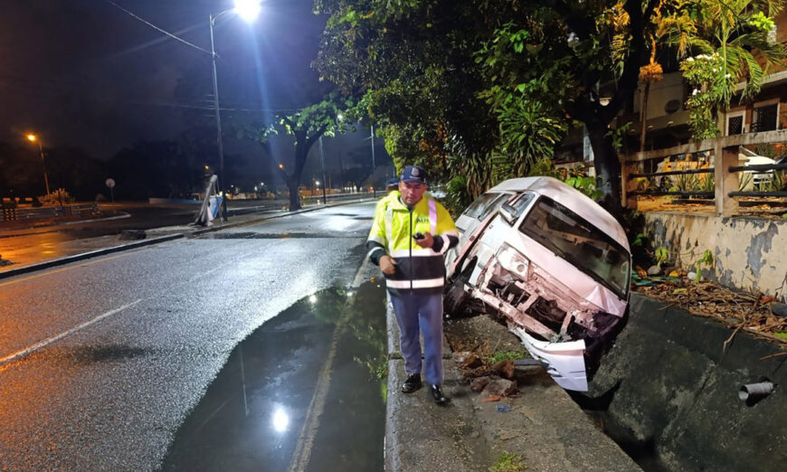Calzada mojada, provoca varios accidentes de tránsito. Foto de X.