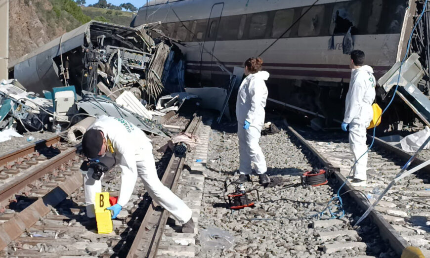 En esta escena tomada de un video proporcionado por la Guardia Civil, rescatistas trabajan en el lugar de un choque de trenes en Adamuz, España, el lunes 19 de enero de 2026.