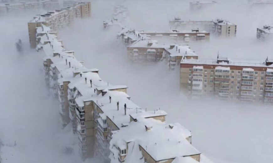 Ciudad de Rusia con tormenta de nieve.
