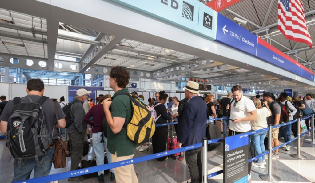 pasajeros en aeropuerto de EE.UU.