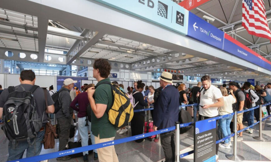 pasajeros en aeropuerto de EE.UU.