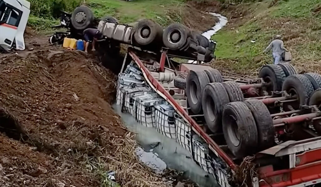 Trailer volcado en zanja vía Daule
