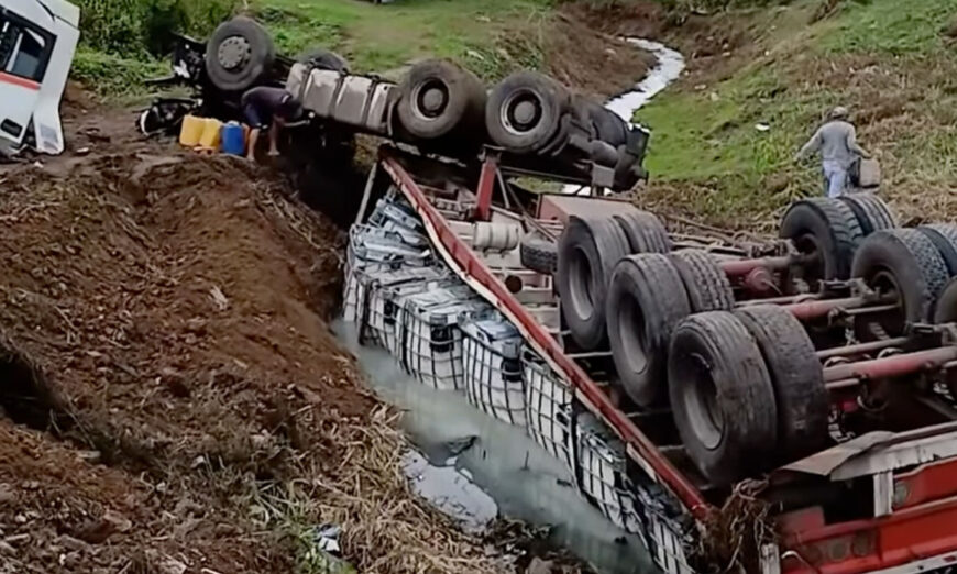Trailer volcado en zanja vía Daule
