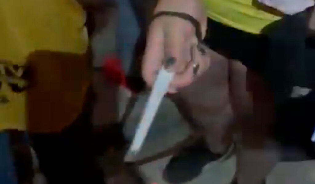 Pirotécnia en noche amarilla