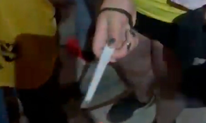 Pirotécnia en noche amarilla