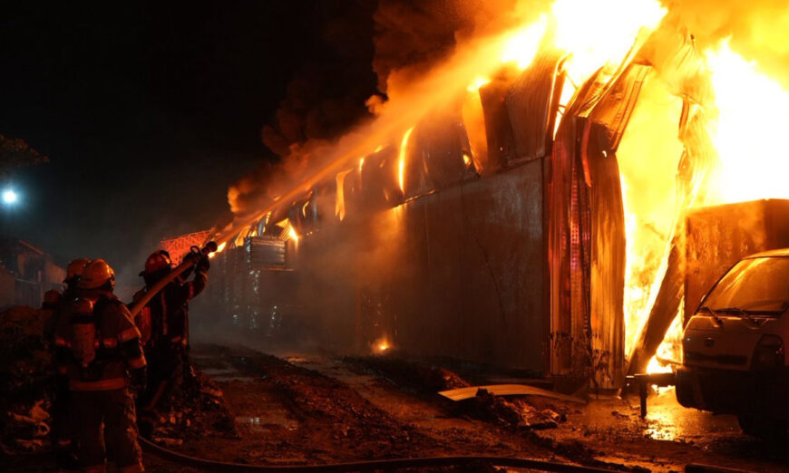 Incendio en fábrica de motos.